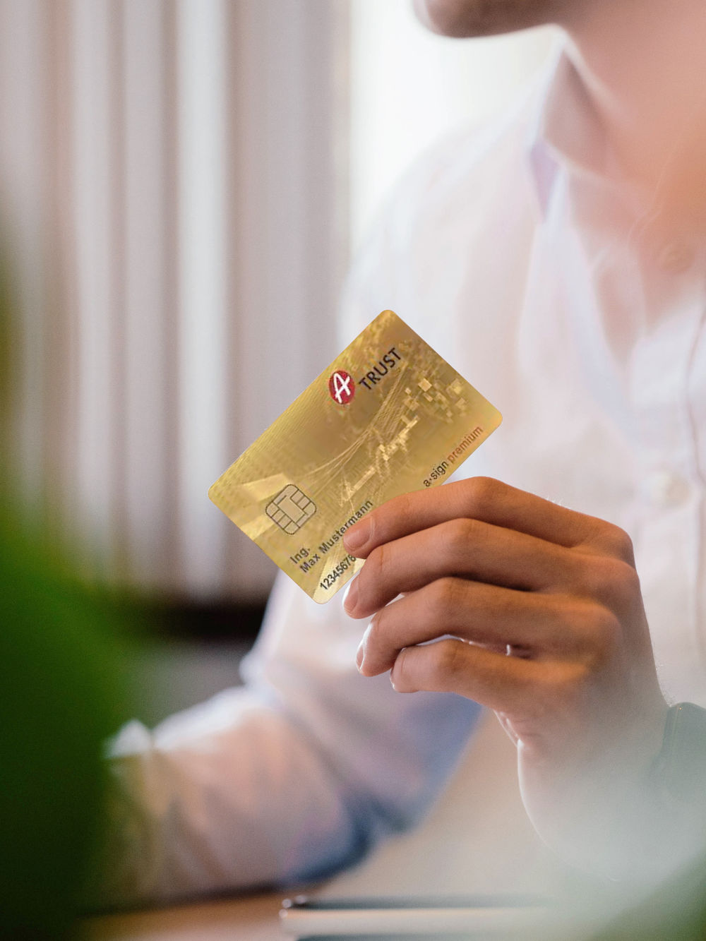 Eine Person hält die A-Trust Signaturkarte in der Hand.